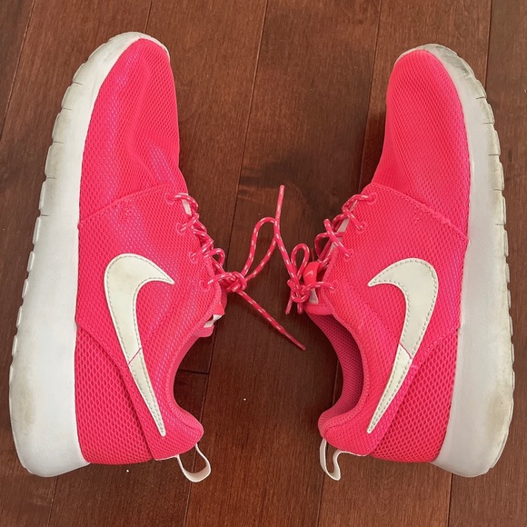 NIKE Kids Roshe One Hyper Pink Shoes - Picture 3 of 3